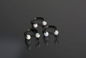 Aros negros acero color negro con bolas rosca engarzadas color ópalo