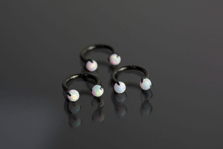 Aros negros acero color negro con bolas rosca engarzadas color ópalo