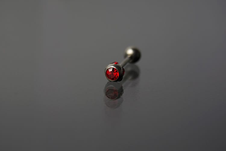 Barbell acero con joyería roja