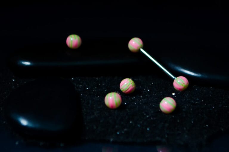 BBL con bolas de acrilico rosa y verde manzana