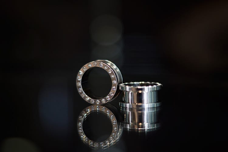 Dilatación acero rosca con borde joyería
