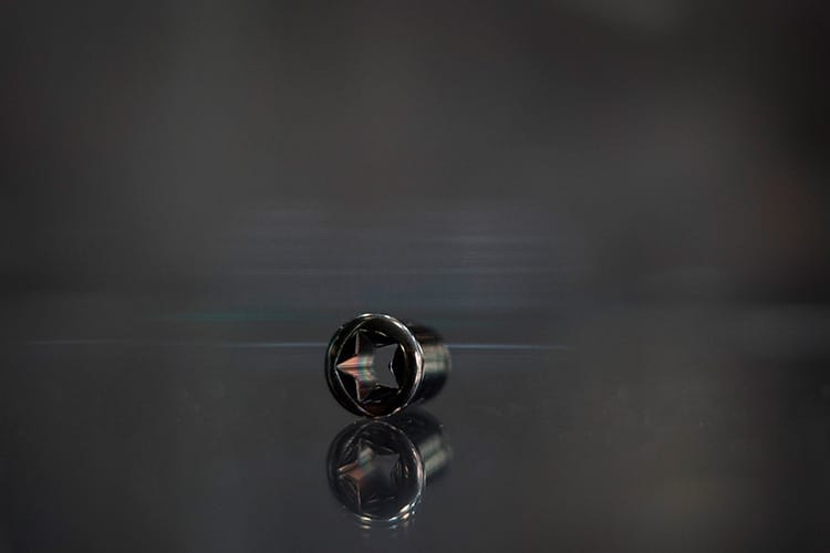 Dilatación túnel acero negro y estrella