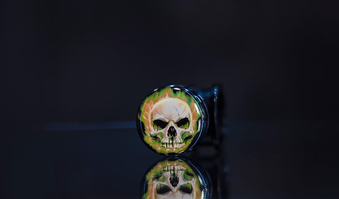 Dilatador acrílico con rosca calavera color