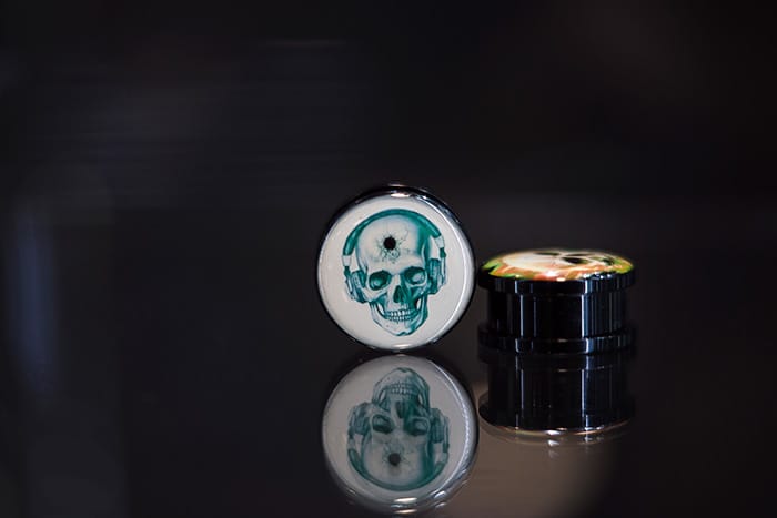 Dilatador acrílico con rosca calavera musical