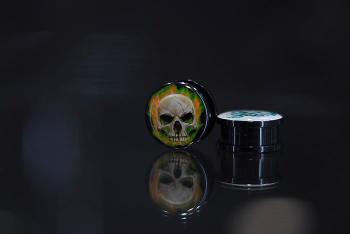 Dilatador acrílico con rosca calavera musical