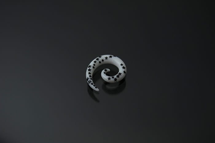 Espiral acrílico blanco estrellas
