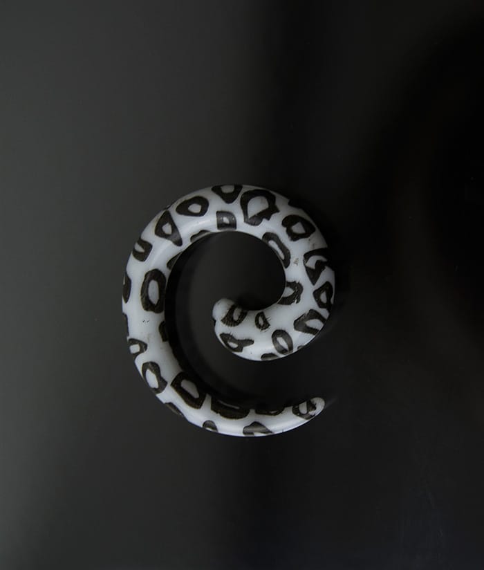 Espiral acrílico blanco manchas