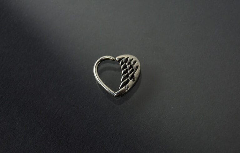 Joyería acero abrefacil corazón plumas