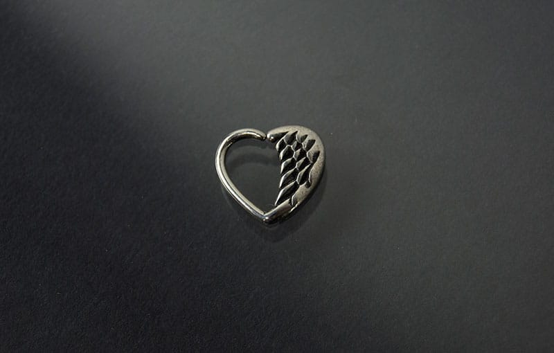 Joyería acero abrefacil corazón plumas