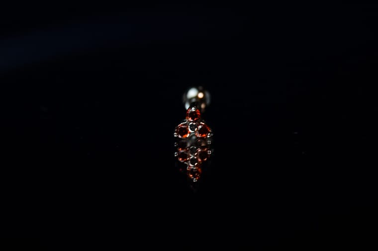 Lab titanio 3 petalos brillantes rojos