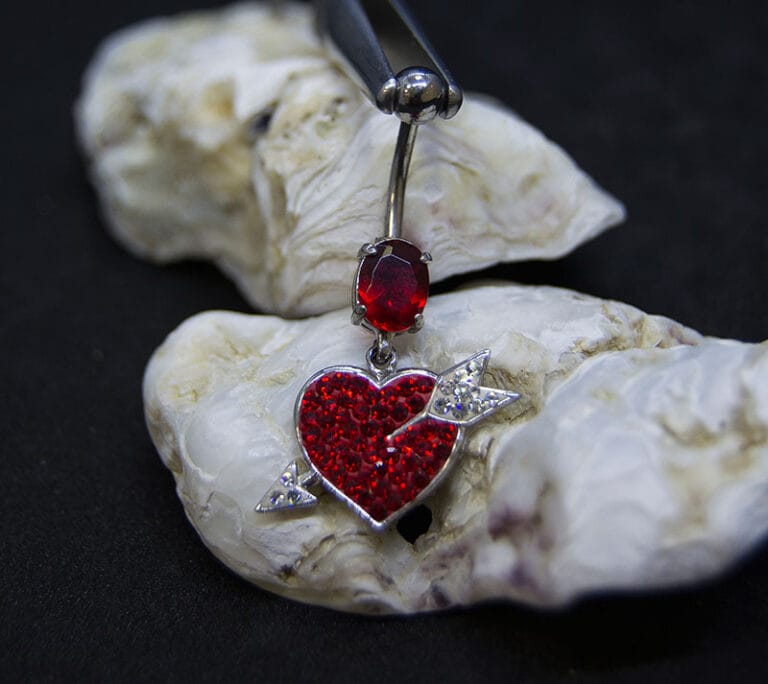Navel acero corazón brillantes y joya roja