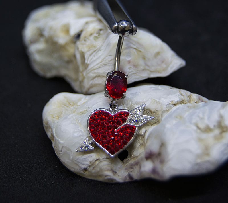 Navel acero corazón brillantes y joya roja