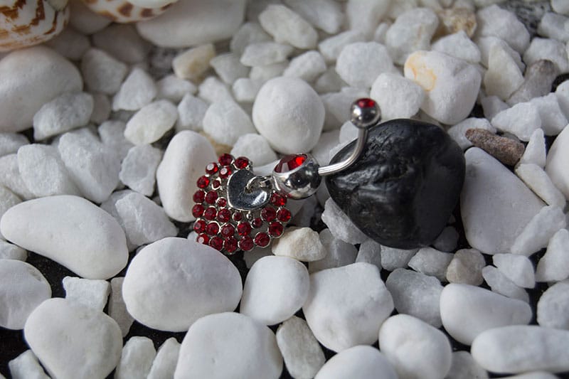 Navel acero corazón joyería roja