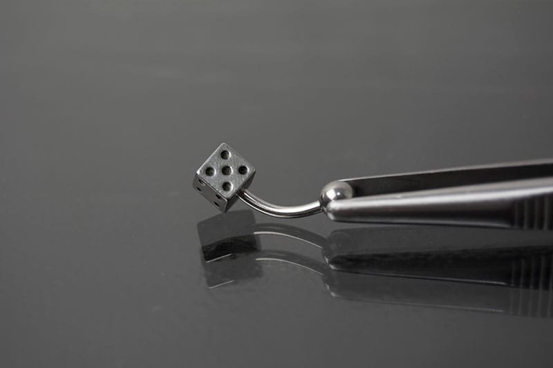 Navel acero dado