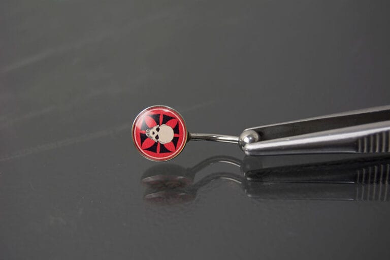Navel acero dibujo calavera colores