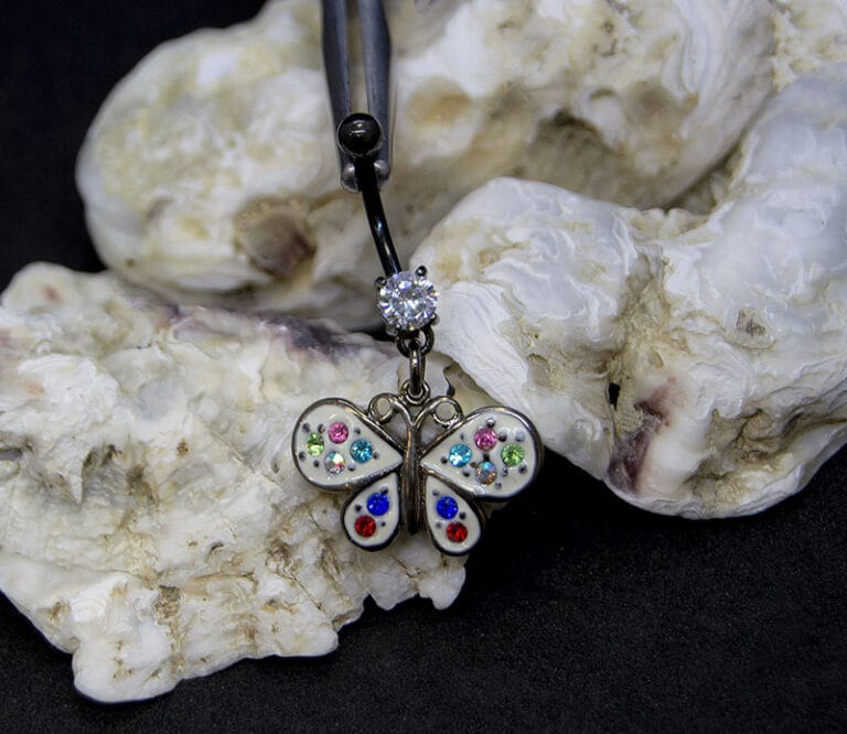 Navel acero escarchado y joya mariposa