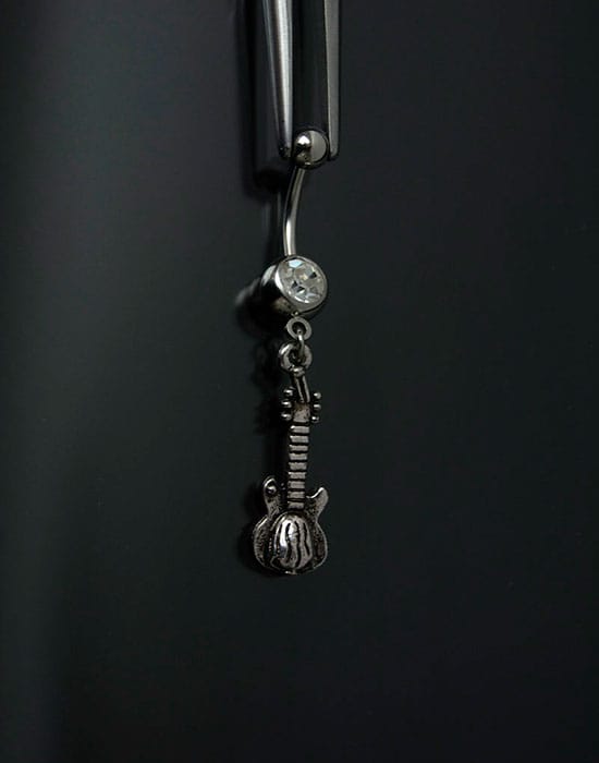 Navel acero joya blanco complemento guitarra