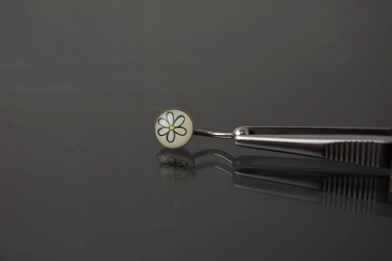 Navel acero joya flor pintada