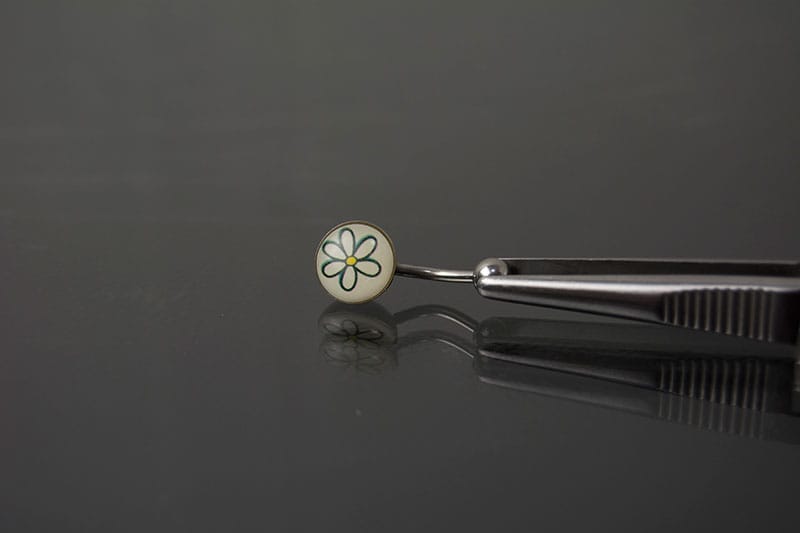 Navel acero joya flor pintada