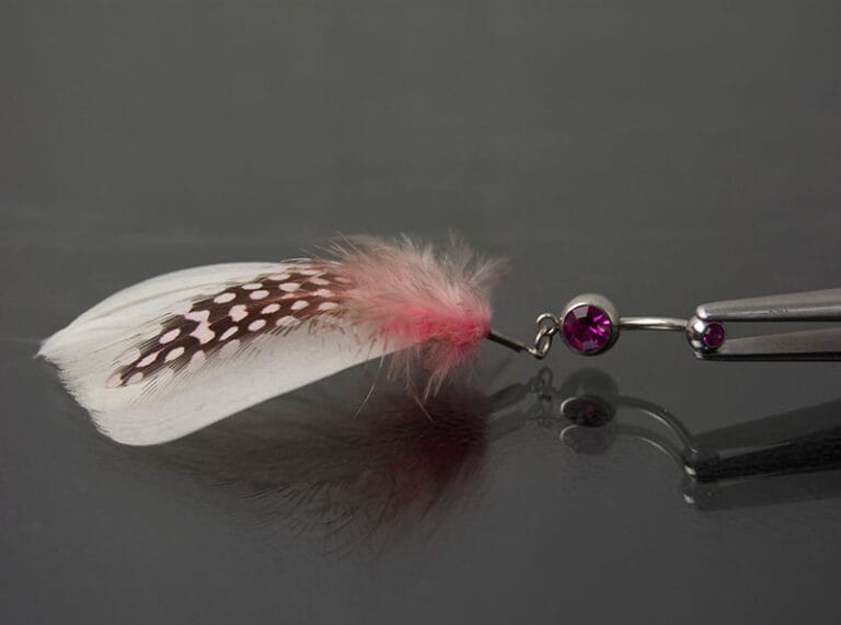 Navel acero joya fucsia colgante plumas en colores