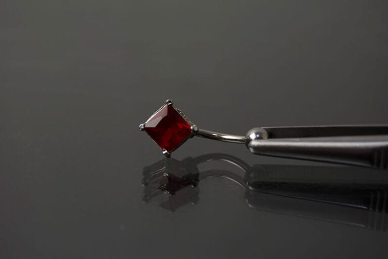 Navel acero joya roja