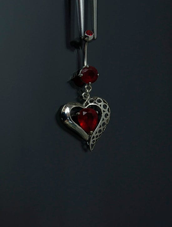 Navel acero joya roja corazón