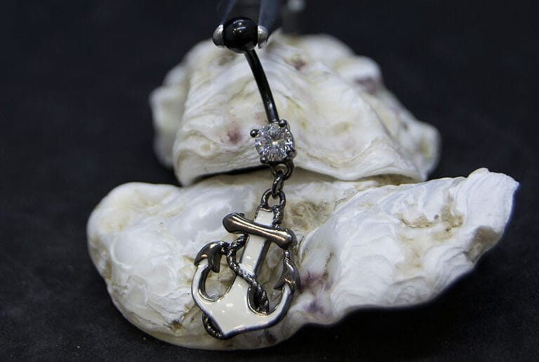 Navel acero negro ancla pintada y joya blanca