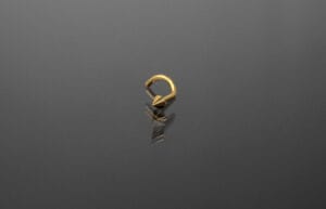 Piercing acero color dorado con pincho