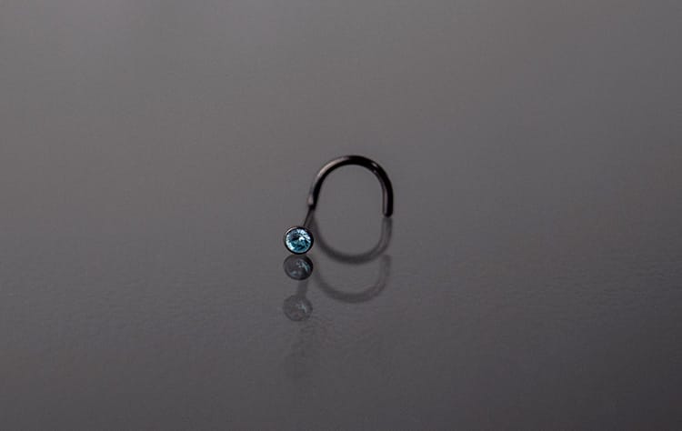 Piercing acero color negro y joyería de color plana