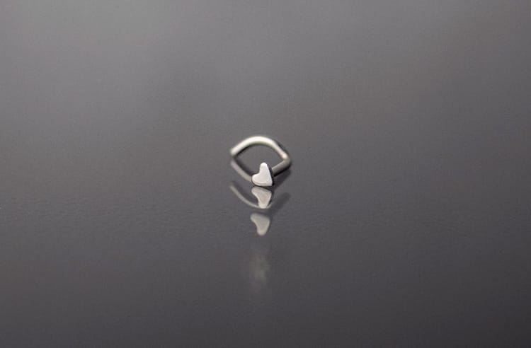 Piercing acero corazón