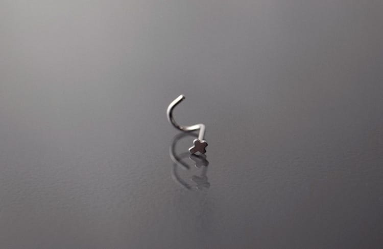 Piercing acero cruz
