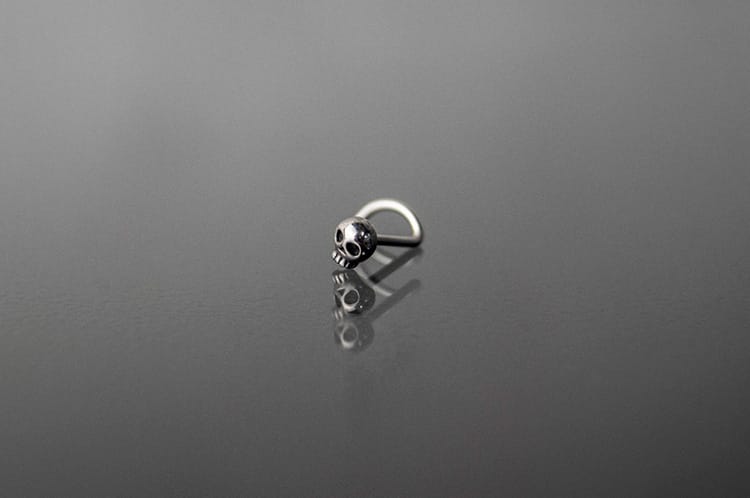 Piercing acero nariz calavera