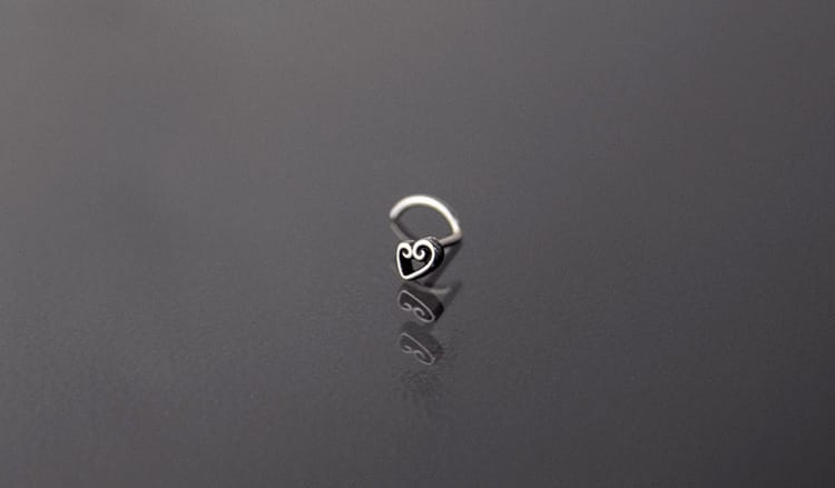Piercing acero nariz forma corazón