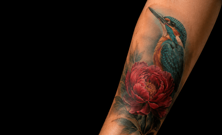 Tatuaje realismo pájaro