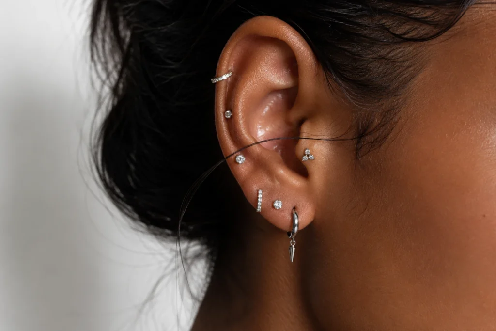 Aros y joyería en piercing — Aro con bisagra, segmento o cierre continuo: diferencias prácticas