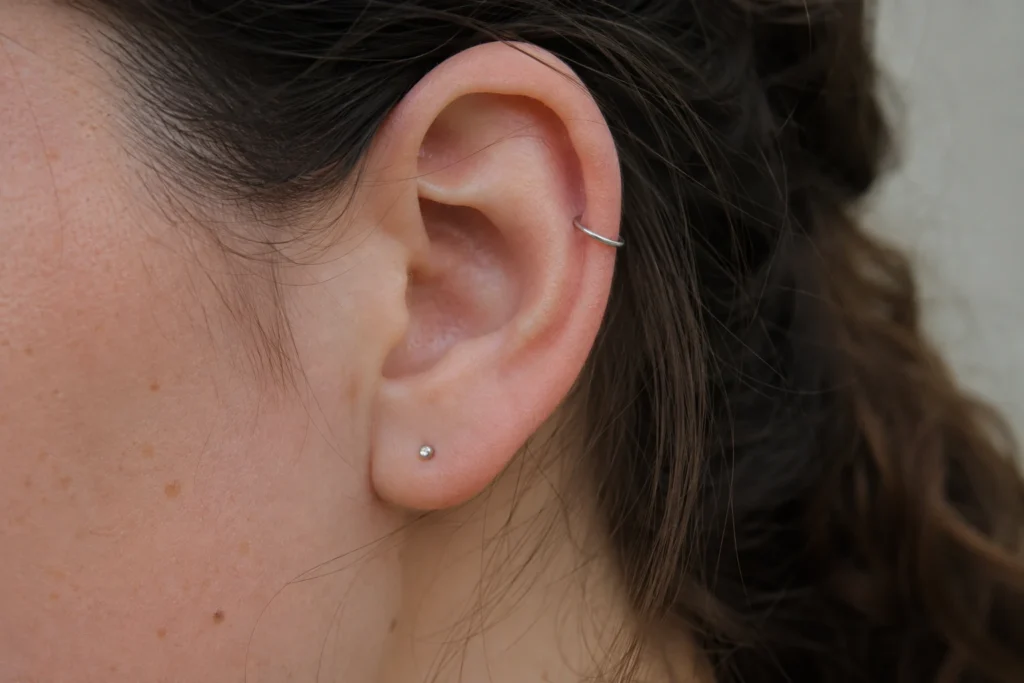 Planificación de piercings de oreja — Ear curation: cómo planificar varios piercings sin llenar todos los huecos