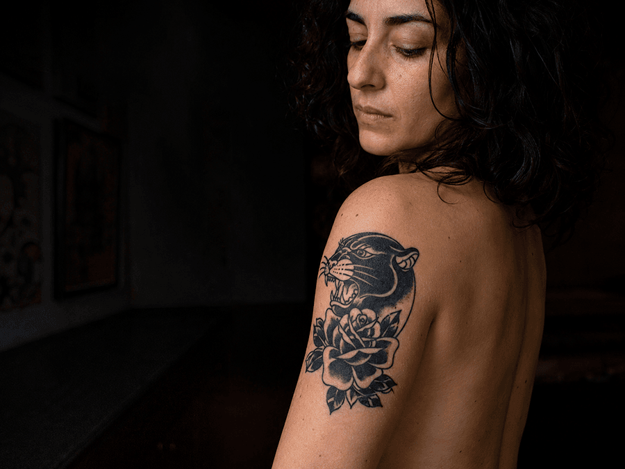 Chica tatuada old school - tradicional