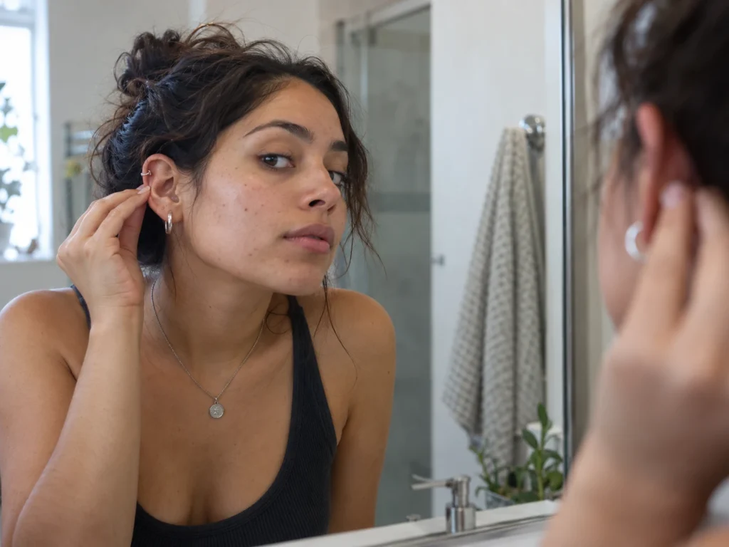 Piercing de oreja en contexto de cuidado y revisión — Limpieza de un piercing de oreja recién hecho: una rutina simple sin sobrecuidar