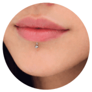 Piercing labret en Titanium Deusto Bilbao en la zona inferior del labio
