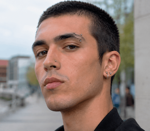 Chico pelo corto piercing