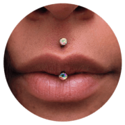 Piercing jestrum en Titanium Deusto Bilbao centrado entre la nariz y el labio superior