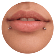 Snake bites en Titanium Deusto Bilbao con dos perforaciones bajo el labio inferior