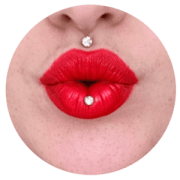 Piercing Ashley en Titanium Deusto Bilbao centrado en el labio inferior