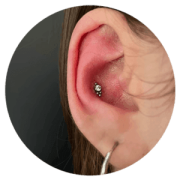 Piercing conch en Titanium Deusto Bilbao en la zona central de cartílago de la oreja