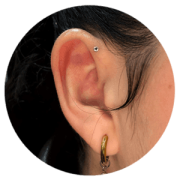 Piercing forward helix en Titanium Deusto Bilbao con joya pequeña en cartílago frontal de la oreja