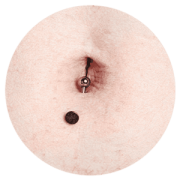Piercing de ombligo invertido en Titanium Deusto Bilbao colocado en el pliegue inferior del ombligo
