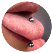 Piercing en la lengua en Titanium Deusto Bilbao con joya vertical centrada
