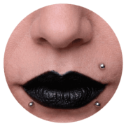 Piercing Monroe o Madonna en Titanium Deusto Bilbao junto al labio superior