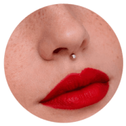 Piercing medusa en Titanium Deusto Bilbao centrado entre la nariz y el labio superior
