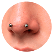 Piercing Austin bar en Titanium Deusto Bilbao atravesando horizontalmente la punta de la nariz